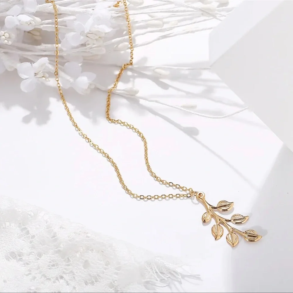 NWOT Leaves charm on gold-tone Necklace with chain - Picture 2 of 10